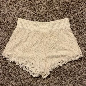 Medium lace cream/beige shorts